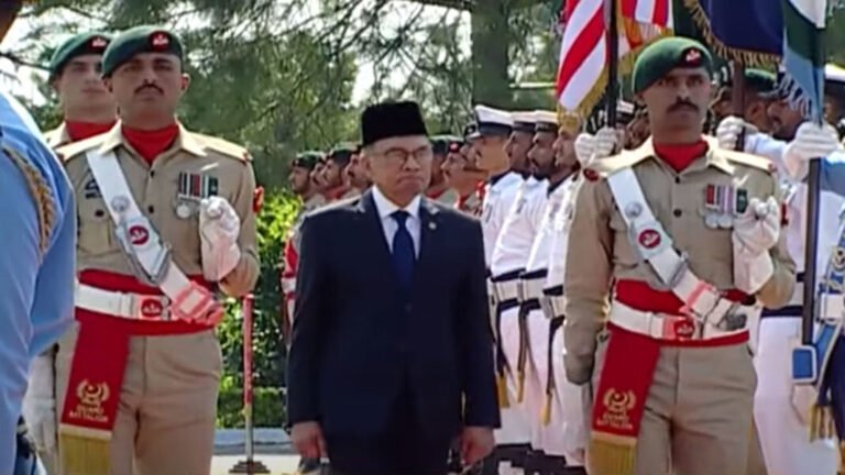 PM Shehbaz Sharif welcomes Malaysian Premier with guard of honour