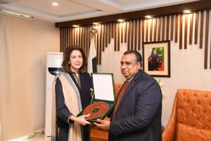 Secretary Information and Broadcasting Ambreen Jan presents a memento to High Commissioner of Bangladesh Iqbal Hussain Khan in a meeting held here at the Ministry