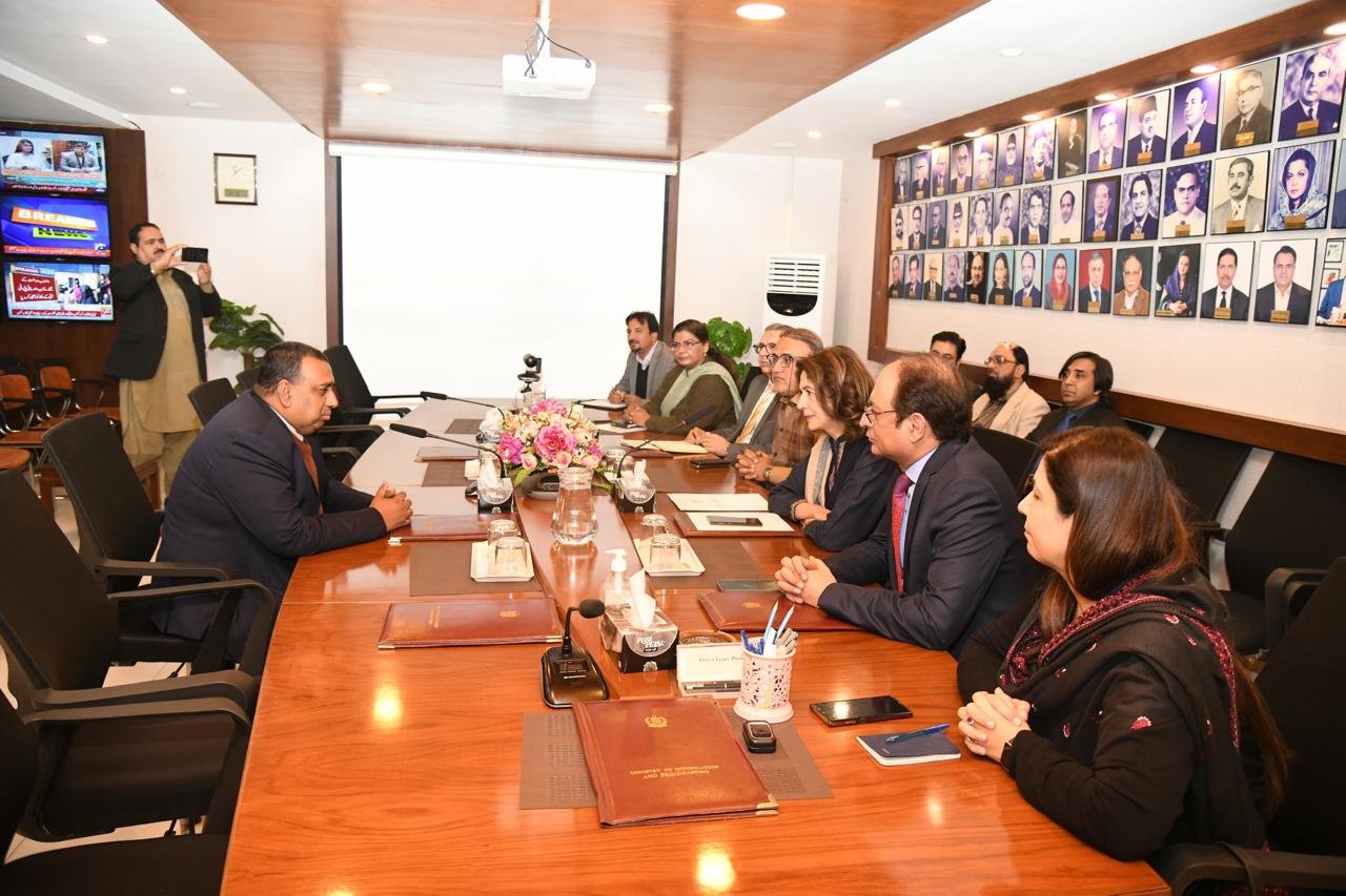 Secretary Information and Broadcasting Ambreen Jan and Bangladesh’s High Commissioner in Pakistan Iqbal Hussain Khan met here Monday and discussed ways to boost media cooperation and people-to-people contacts between their countries.